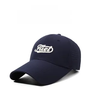 Détail de casquette de baseball en mesh bleu marine avec broderie Fuel et aérations