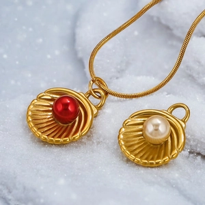 Collier pendentif coquillage doré avec perles colorées et chaîne serpent sur fond blanc