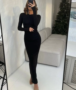 Λεπτομέρεια από κομψό μαύρο μακρυμάνικο bodycon μάξι φόρεμα με λεπτή εφαρμογή στο πάτωμα