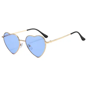 Occhiali da sole alla moda a forma di cuore con montatura in metallo e lenti blu