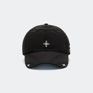 Vue détaillée d'une casquette de baseball noire avec broderie croix blanche et motif X