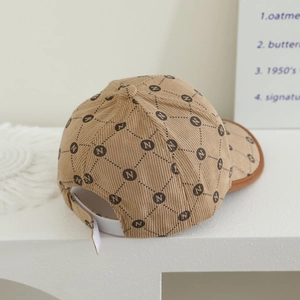 Texture détaillée de la casquette en velours côtelé avoine avec motifs N gravés