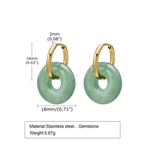 Détails des créoles en acier doré à l'or 18K avec pendentifs en aventurine verte 18mm