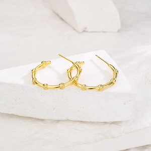 18K gold-plated C-shaped heart hoop earrings with bamboo texture on white stones