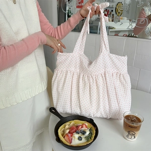 Detailaufnahme der rosa gepunkteten Stofftasche mit Plissee-Stoff und Schleifen-Griff