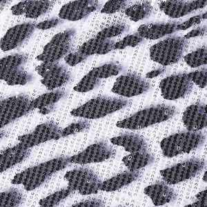 Primer plano de tela de lentejuelas plateadas y negras con estampado de leopardo y brillo