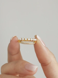Détail de la bague double rangée avec perles blanches et zircons cubiques scintillants