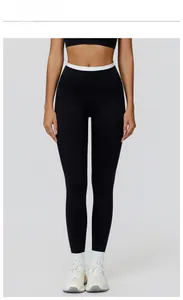 Detailaufnahme der schwarzen Yoga-Leggings mit hohem Bund und weißem Kontrastrand