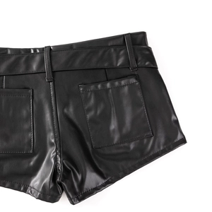 Detail von schwarzen Kunstleder-Shorts mit Gesäßtaschen und verstärkten Nähten