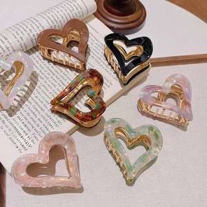 Lot de 7 pinces à cheveux coeur en acétate avec divers motifs marbrés et couleurs