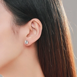 Boucles d'oreilles classiques en argent s925 avec zircon brillant et sertissage minimaliste