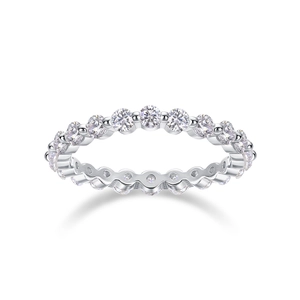 Λήψη macro ασημένιου δαχτυλιδιού με στρογγυλά ζιργκόν που λάμπουν γύρω από τη βέρα
