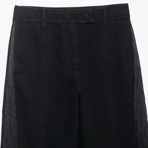 Pantalon en jean noir femme avec taille haute, jambe droite et détails de franges latéraux