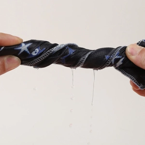 Tissu rafraîchissant absorbant à motif étoiles montrant l'effet de séchage rapide