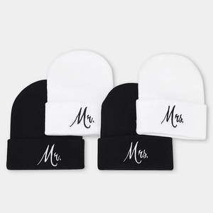 Set aus Mr. und Mrs. bestickten Strickmützen in Schwarz und Weiß für verliebte Paare