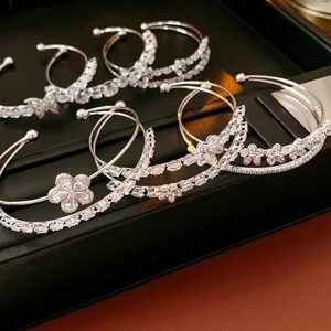 Détails des bracelets fleurs en zircon argenté avec pierres marquises sur cuir foncé