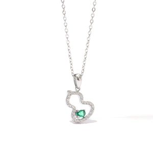 Pendentif gourde élégant en argent avec pierre précieuse émeraude et cristaux pavés