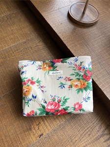 Detailansicht der geblümten Kosmetiktasche aus Baumwolle mit Vintage-Rosenmuster
