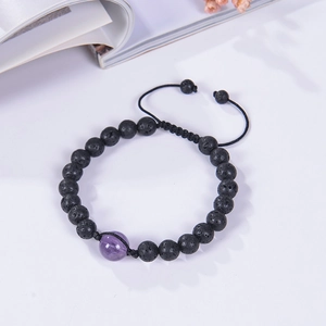 Dettaglio bracciale intrecciato regolabile con pietra lavica nera e ametista da 12mm