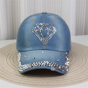 Détails de motifs en strass étincelants et clous sur une casquette de baseball en jean bleu