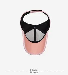 Vue intérieure de la visière rose à motif pied-de-poule et fermeture velcro