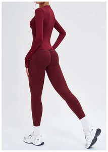 Ensemble de yoga bordeaux sans couture avec haut à manches longues et legging galbant