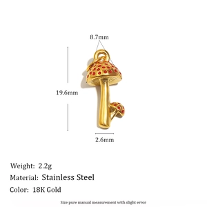 Détail du pendentif champignon plaqué or 18K montrant les dimensions et points rouges