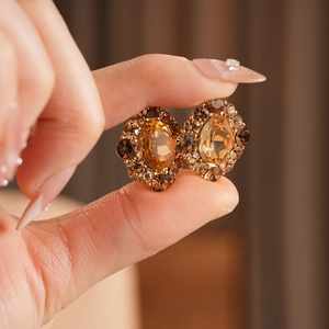 Gros plan de boucles d'oreilles vintage en cristal champagne avec halo brillant