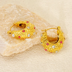 Creolen aus 18K vergoldetem Edelstahl mit rosa Diamanten und geometrischen Kristallmustern