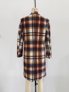 Vista posteriore di un cappotto lungo a scacchi con motivo vintage marrone e blu