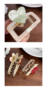Details von beigen Acetat-Haarklammern und goldenen Metallclips mit Harzherzen
