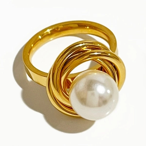 Bague élégante en acier titane doré avec fils superposés autour d'une perle blanche