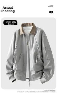 Dettaglio del bomber verde grigio argento con colletto a contrasto marrone e multi-tasche