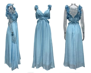 Dettagli dell'abito in chiffon azzurro con schiena incrociata e gonna lunga a pieghe