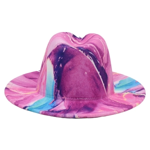 Dettaglio del cappello Fedora con vivace stampa marmorizzata viola rosa e blu
