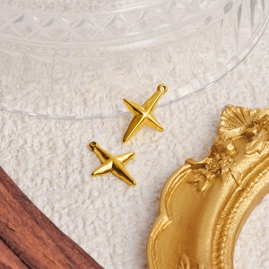 Pendentif étoile à quatre branches en acier inoxydable 304 avec finition dorée polie