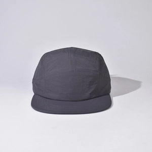 Détail de la casquette camping anthracite à cinq panneaux avec trous d'aération laser