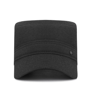 Cappello militare invernale da uomo con paraorecchie e stemma in metallo nero