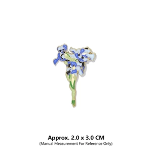 Vue détaillée de la broche iris Van Gogh en émail violet avec bordure en métal doré