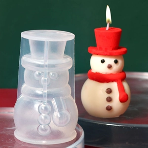 Dettaglio dello stampo per candele a pupazzo di neve 3D e prodotto finito