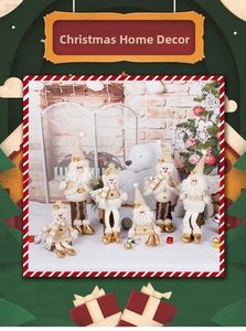 Détail de figurines en peluche Père Noël et Bonhomme de neige en blanc et or de Noël