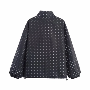 Vue arrière d'une veste décontractée à pois noirs et blancs avec col montant et cordon