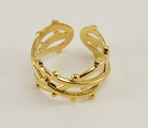 Détail de la bague en acier inoxydable plaqué or 18K avec maillage tissé et perles