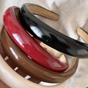 Serre-têtes rembourrés en cuir PU brillant en noir, bordeaux, brun et crème