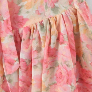 Robe en mousseline à fleurs roses avec ourlet à volants et détails en dentelle douce