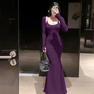 Selfie allo specchio con abito viola attillato, coprispalle e orlo a sirena elegante