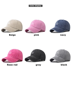 Plusieurs coloris de casquettes en coton délavé avec détails d'animaux brodés