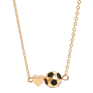 Détail du pendentif football 3D et cœur poli sur une fine chaîne de collier dorée