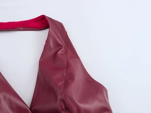 Nahaufnahme der weinroten Kunstleder-Textur und Nähte des sexy PU-Kleidungsstücks