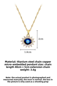 Détail du pendentif œil maléfique avec centre bleu et zircons blancs sur chaîne dorée